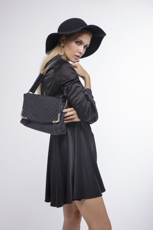 donna-in-un-bel-vestito-nero-cappello-borsa-con-tacchi-alti-sfondo-bianco-studio-shot-ritratto-bionda-1
