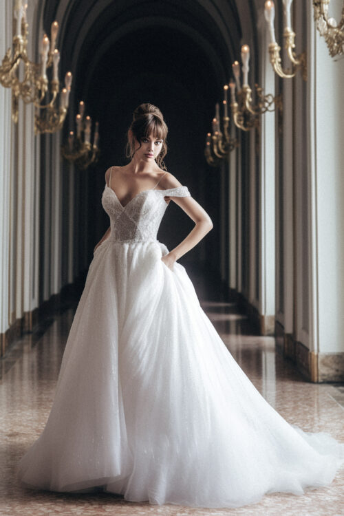 ksdata_Caterina_Medici_beautiful_model_full_length_standing_blu_1809254c-b2e5-4c89-b0af-b285a5c86314