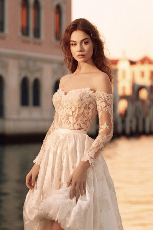 ksdata_Isabella_DEste_beautiful_model_full_length_standing_blue_09703bc8-e797-4d20-88d3-4e6c3c57e61e