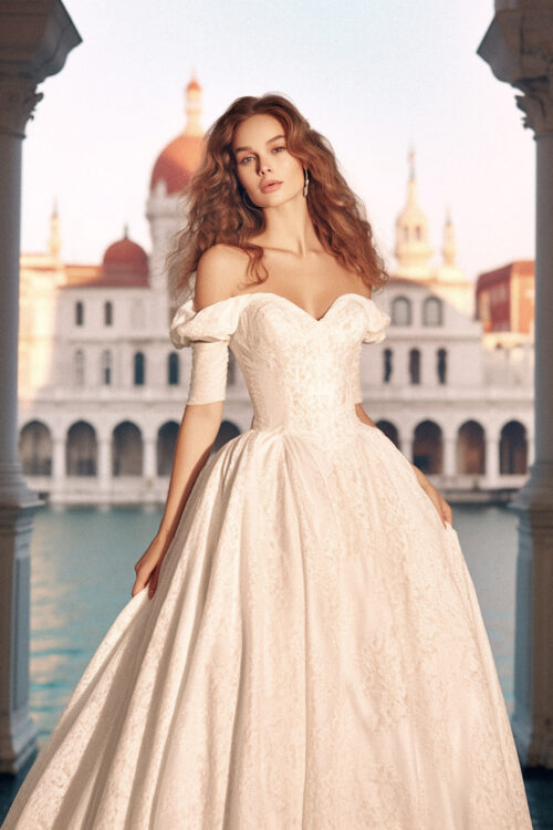 ksdata_Isabella_DEste_beautiful_model_full_length_standing_blue_94a9a9ea-57fd-4229-917a-88ddef35213d