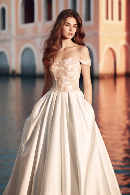 ksdata_Isabella_DEste_beautiful_model_full_length_standing_blue_ee720f5b-371c-4c18-8aec-e28c95afcb5d