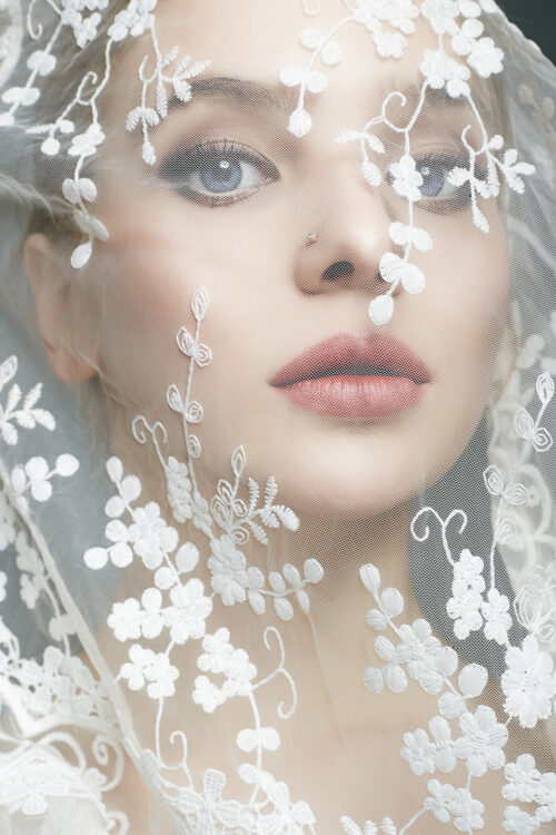 sposa-sotto-un-velo-bella-giovane-donna-sensuale