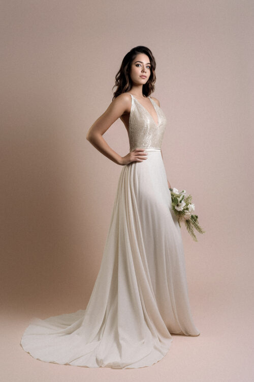 ksdata_picture_similar_as_link_beautiful_model_standing_studio__dcda37fc-608a-487a-b093-ecea53a107f6