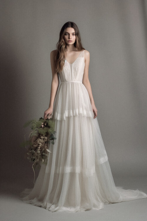 ksdata_picture_similar_as_the_link_beautiful_model_standing_stu_3d90963a-bd78-4442-b2a2-ca6172eb1936