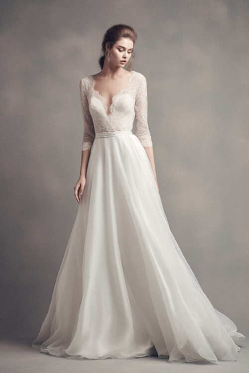 ksdata_picture_similar_as_the_link_beautiful_model_standing_stu_67f46efb-861a-4ced-b062-668da7bb4dc3