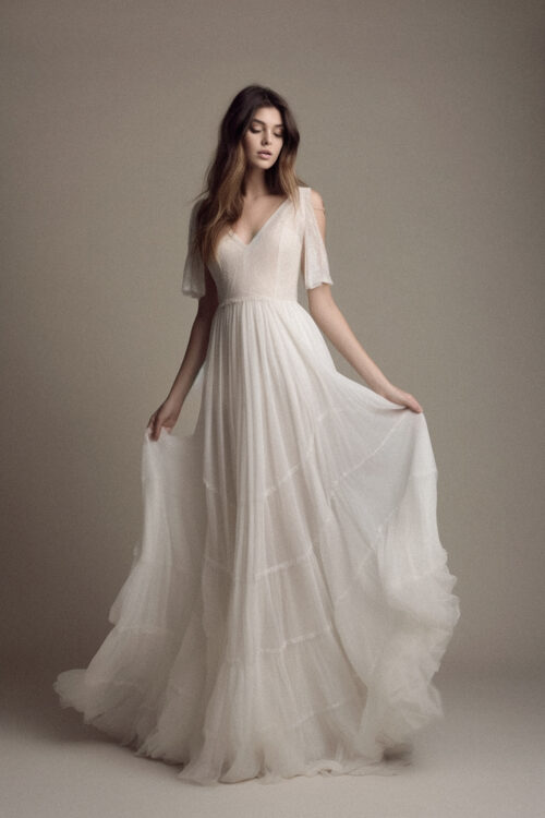 ksdata_picture_similar_as_the_link_beautiful_model_standing_stu_7e909276-770c-477c-9cd0-43e02f5166e3