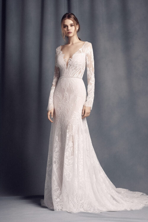 ksdata_picture_similar_to_the_link_beautiful_model_standing_stu_b80f70ef-44e1-46c7-91de-918e6df02065